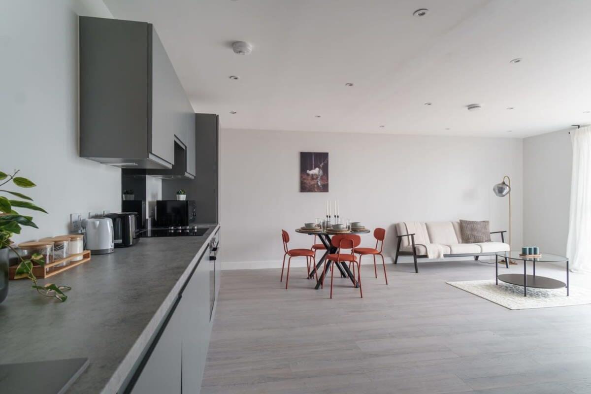 Fantastic 3 Bedroom Manchester Apartment Bagian luar foto
